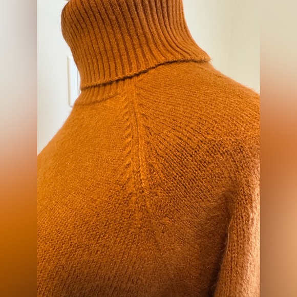 Women's Turtleneck Sweater
(Listing #30) - Picture 6 of 10